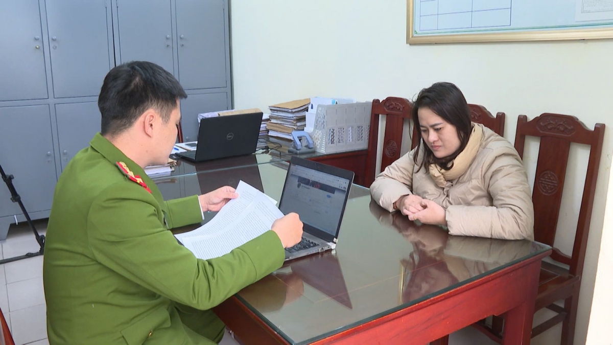 Đối tượng Triệu Thị Mai tại cơ quan công an.