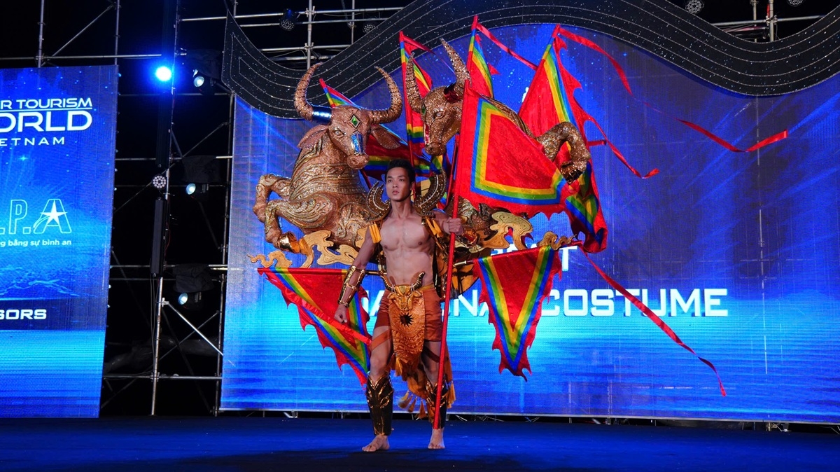 Hưng Nguyễn trình diễn trang phục“Trâu vàng đất Việt” nặng 50 kg