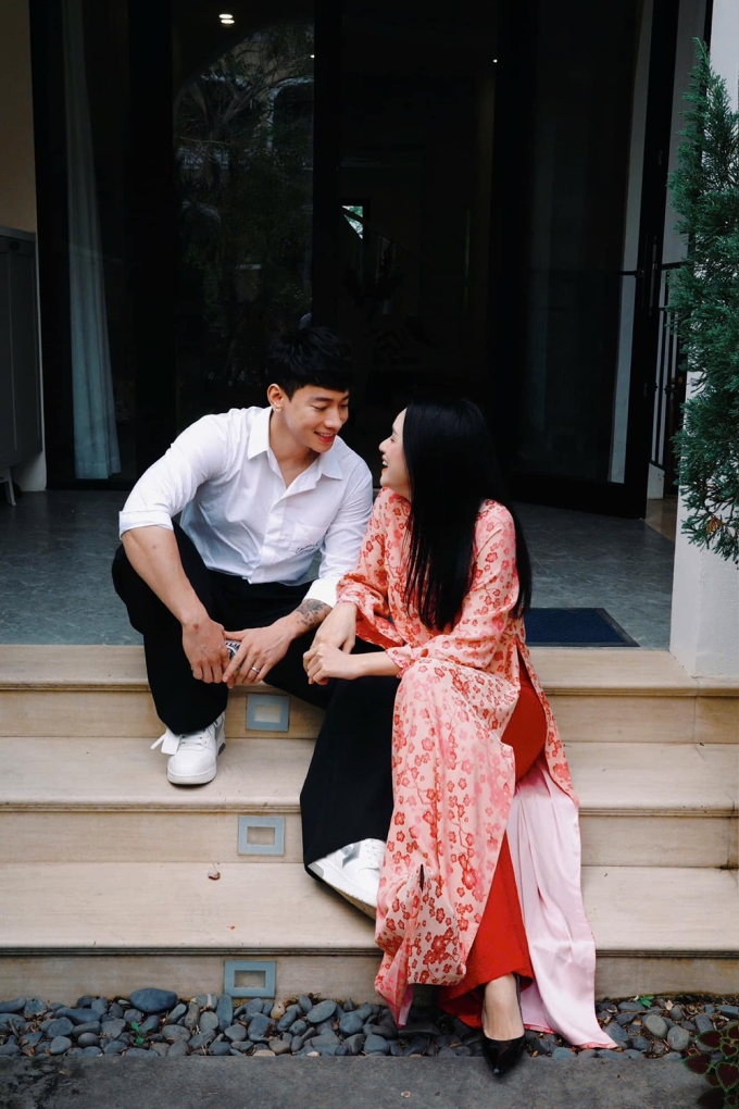 Hoa hậu chuyển giới Hương Giang và bạn trai Phú Cường dành cho nhau nhiều cử chỉ tình tứ sau khi công khai chuyện tình cảm.