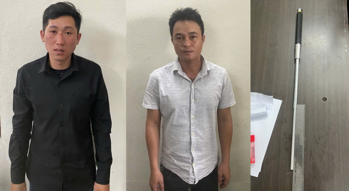 Huỳnh Vĩnh Hiệp (trái) và Trần Minh Tiến cùng tang vật vụ án.