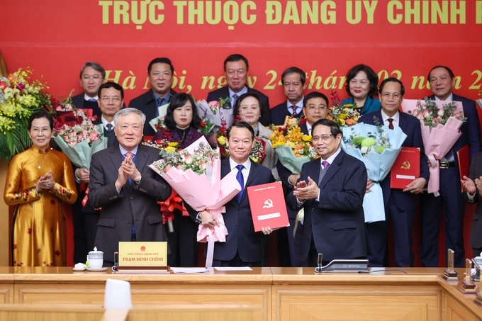 Thủ tướng Phạm Minh Chính trao Quyết định cho Đảng bộ Bộ Nông nghiệp và Môi trường, ngày 24/2. Ảnh: VGP.