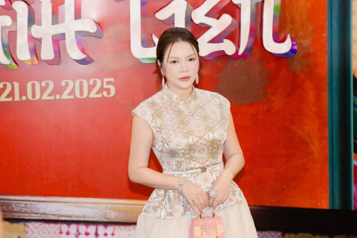 Lý Nhã Kỳ lộ diện tại họp báo ra mắt phim điện ảnh mới của Huỳnh Lập. Qua ống kính của "team qua đường", Lý Nhã Kỳ vẫn giữ được nét trẻ trung, vóc dáng vẫn khá thon gọn chứ không xồ xề như bức ảnh bị lan truyền trước đó.