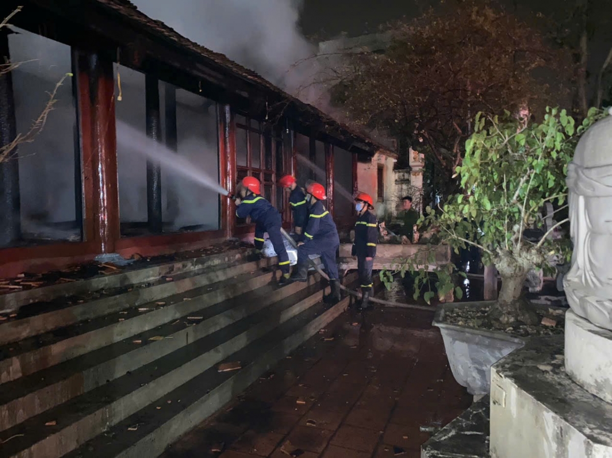 Cán bộ, chiến sĩ cảnh sát PCCC và CNCH tổ chức dập lửa chữa cháy