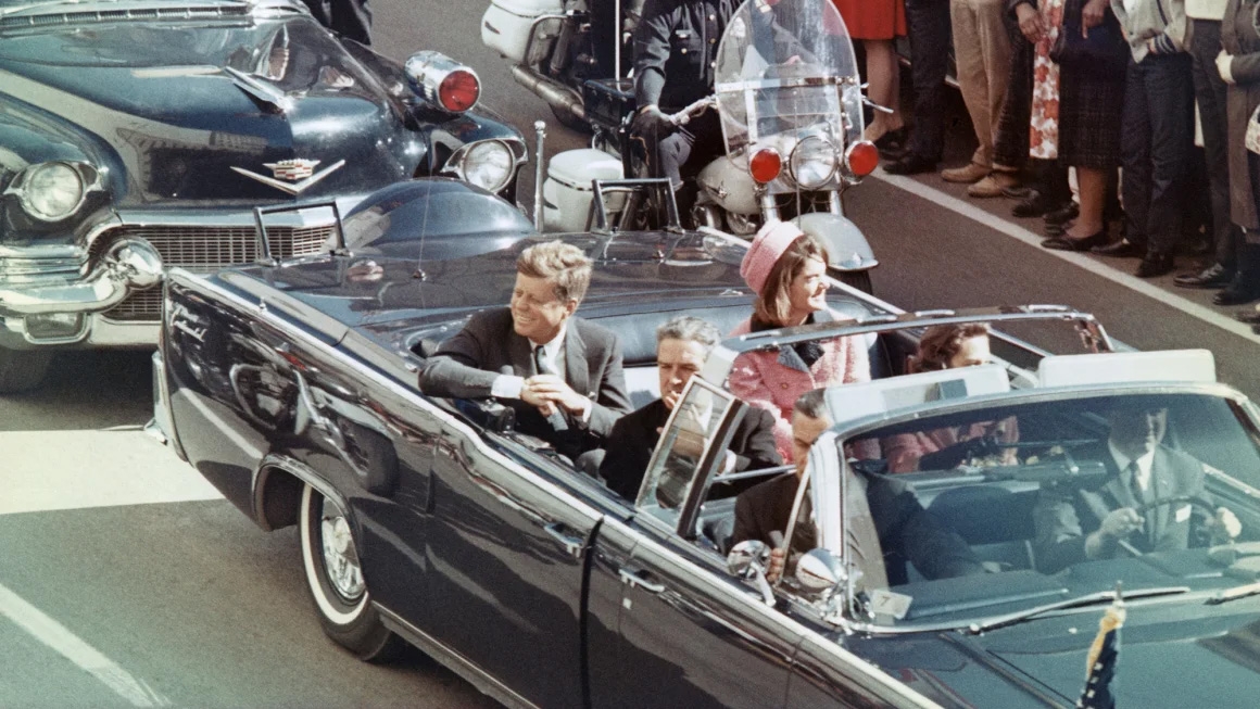 Đoàn xe của Tổng thống John F. Kennedy ở Dallas, Texas, ngày 22/11/1963. Ảnh: Getty