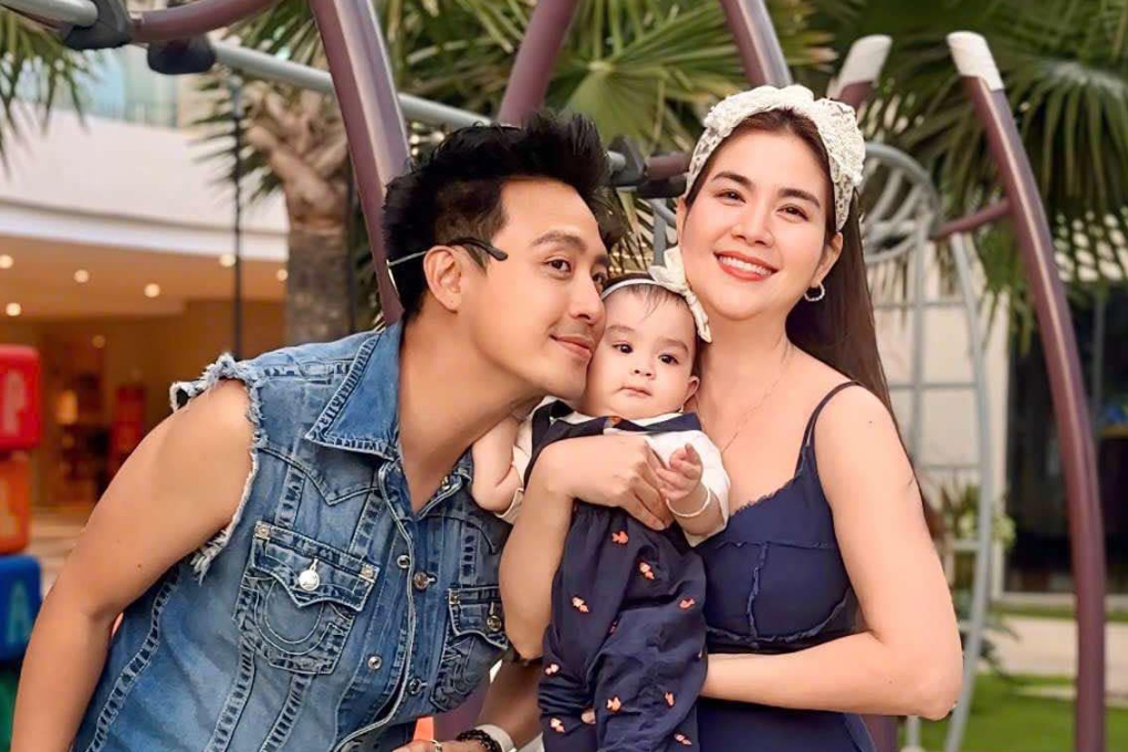 Gia đình diễn viên Kha Ly - Thanh Duy có chuyến du lịch cùng con gái Lita tại biển Vũng Tàu. Kha Ly cho biết ông xã Thanh Duy vướng lịch quay nên gần hết tháng Giêng cả nhà mới lên đường đi du xuân. (Nguồn: FBNV)