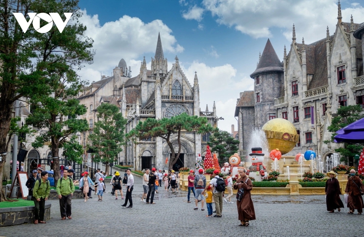 Khách du lịch tham quan Khu du lịch Sun World Bà Nà Hills.