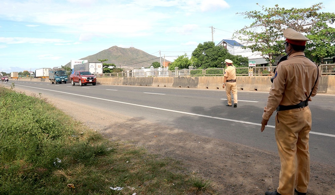 Kiểm soát, dừng xe vi phạm trên tuyến Quốc lộ 1A. Ảnh: CABT