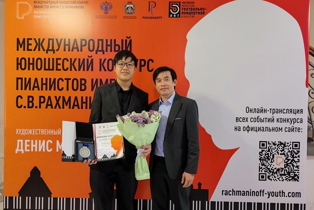 Nguyễn Đức Kiên trong ngày nhận giải thưởng cuộc thi Piano quốc tế Rachmaninoff cho lứa tuổi trẻ tổ chức tại Nga (năm 2023). Bên cạnh em là PGS.TS Nguyễn Huy Phương - người có hơn 20 năm miệt mài cống hiến cho sự nghiệp giảng dạy piano tại Khoa Piano, Học viện Âm nhạc Quốc gia Việt Nam.