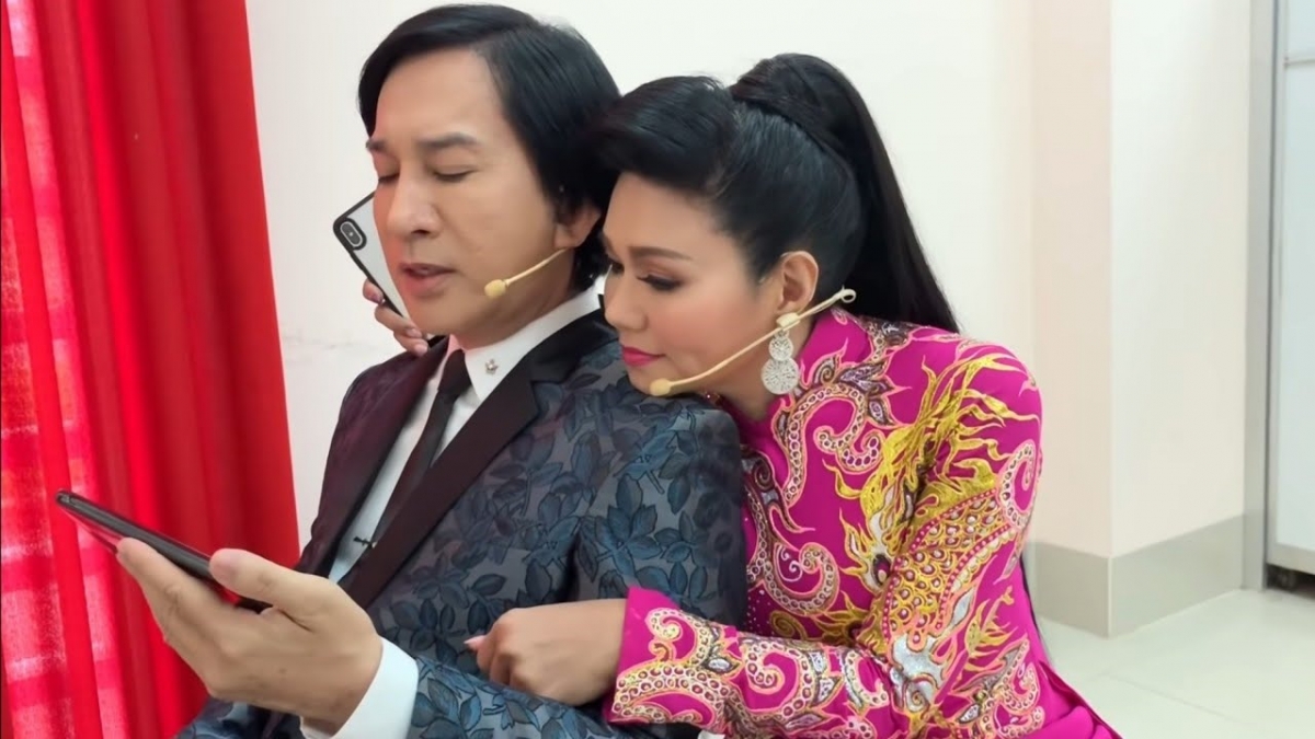 NSƯT Kim Tử Long chia sẻ: “Tôi mới vay nợ Ngọc Huyền 10 tỷ. Ngọc Huyền cho tôi trả góp, chắc trả đến hết đời, chết vẫn chưa hết”.