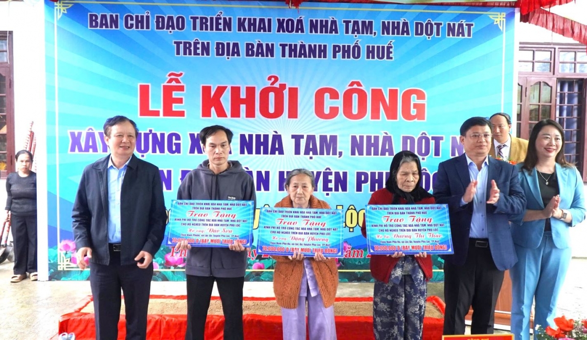 Lãnh đạo thành phố Huế trao tiền hỗ trợ xây dựng nhà cho 3 hộ nghèo ở xã Lộc An, huyện Phú Lộc