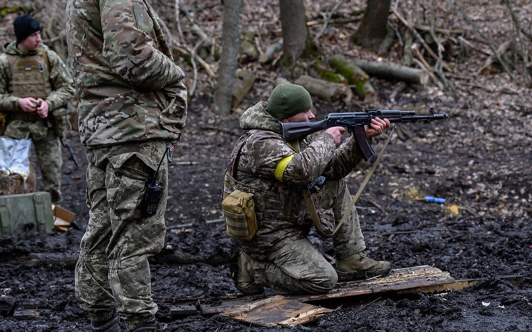 Lính Ukraine ngắm bắn bằng súng AK. Ảnh: Christian Science Monitor.