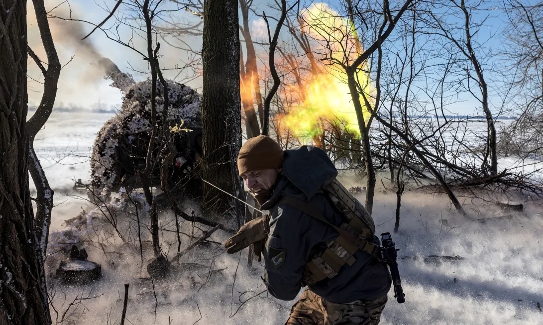 Pháo binh Ukraine nhả đạn gần Pokrovsk. Ảnh: Anadolu.