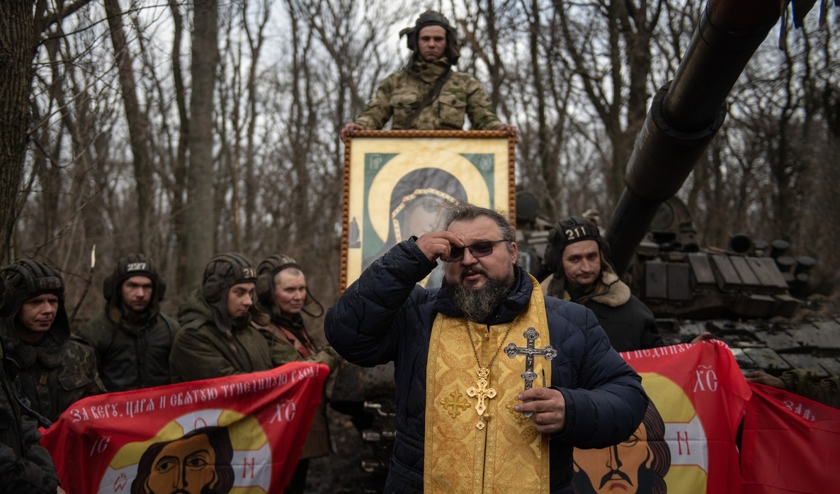 Linh mục Nga làm nghi lễ tôn giáo cho các quân nhân Nga tại một đơn vị xe tăng ở Lugansk trong bối cảnh xung đột Ukraine. Ảnh: Sputnik.