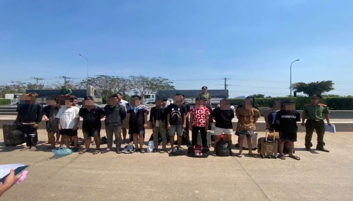 Trước đó, tỉnh Kiên Giang tiếp nhận 24 công dân Việt Nam do phía Campuchia trao trả tại tại cột mốc 313