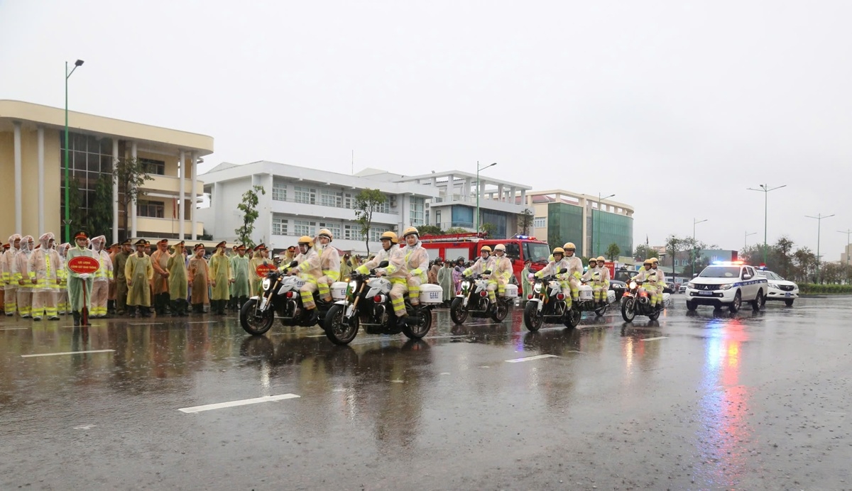 Lực lượng CSGT ra quân bảo vệ Tết Nguyên đán Ất Tỵ 2025. Ảnh: CABT