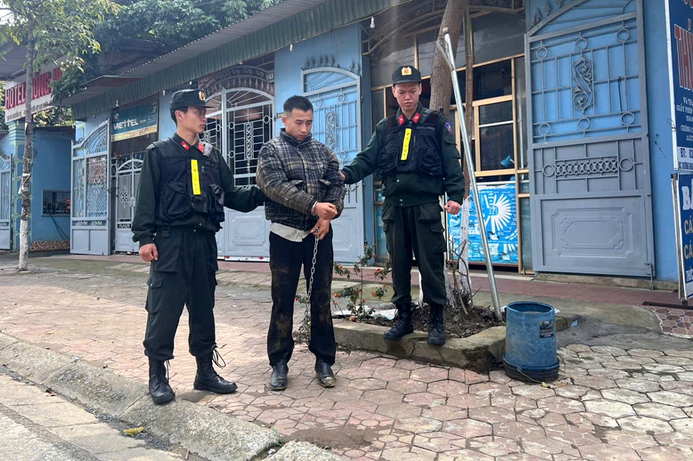 Lực lượng công an dẫn giải đối tượng thực nghiệm hiện trường