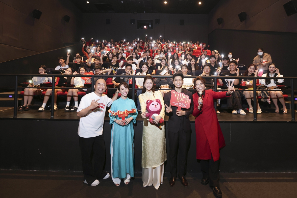 Thu Trang và đoàn phim "Nụ hôn bạc tỷ"