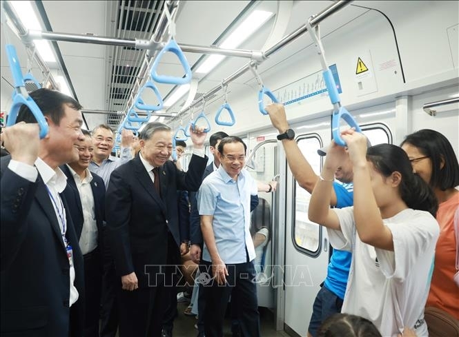 Tổng Bí thư Tô Lâm đi tàu Metro số 1 Thành phố Hồ Chí Minh và trò chuyện với người dân. Ảnh: Thống Nhất - TTXVN