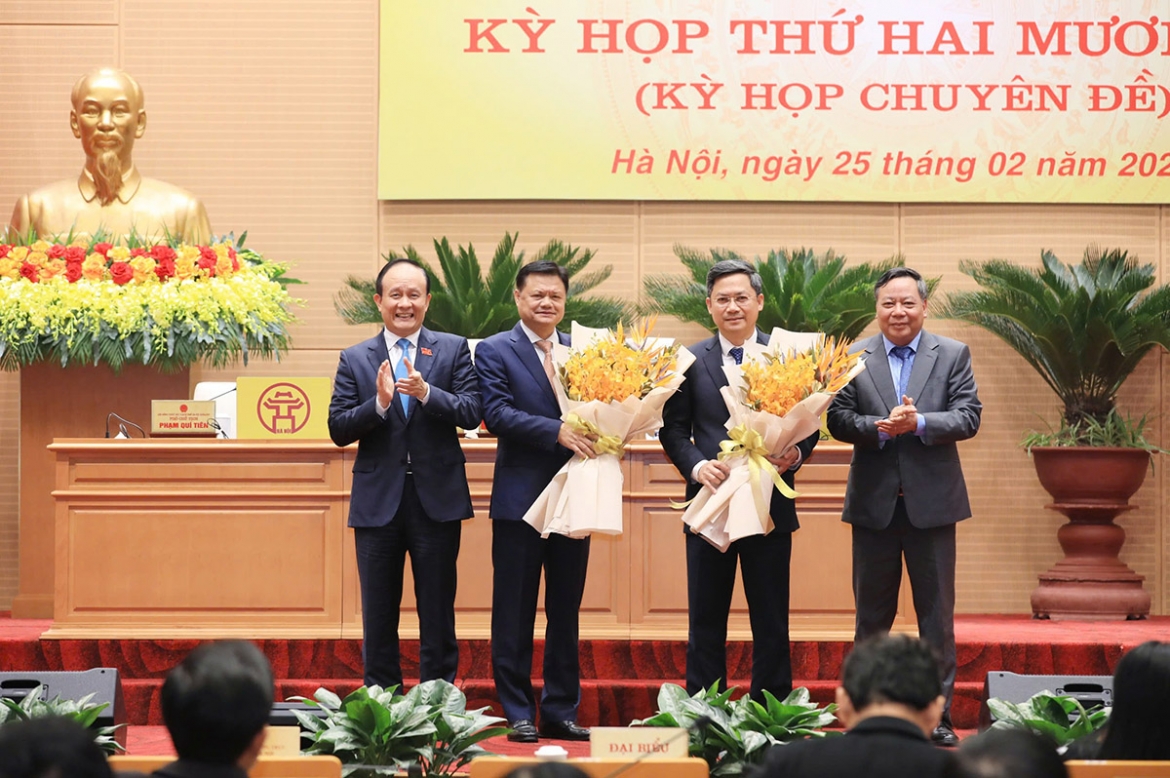 Lãnh đạo Thành ủy, HĐND thành phố Hà Nội tặng hoa cho ông Vũ Đức Bảo vào ông Hà Minh Hải