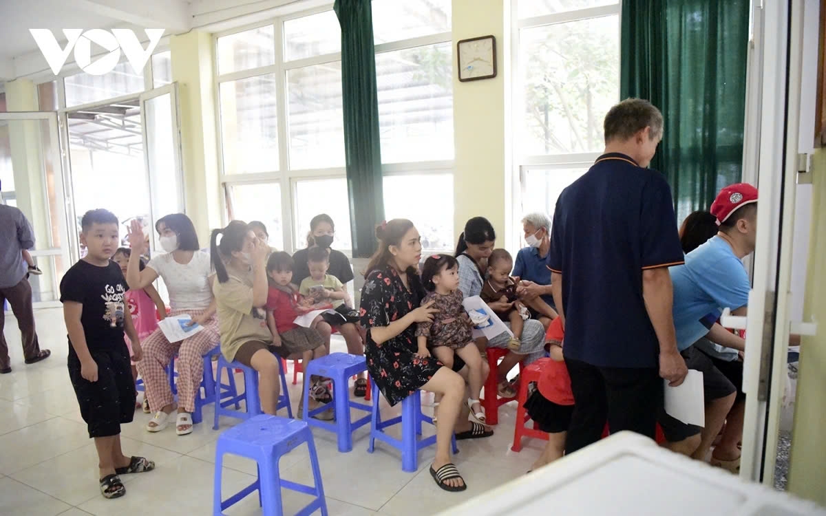 Phụ huynh xếp hàng cho trẻ tiêm vaccine sởi