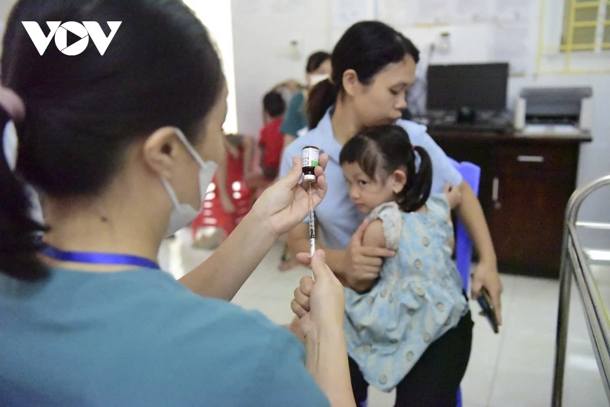Hà Nội đang triển khai chiến dịch tiêm vaccine sởi cho trẻ từ đủ 6 tháng đến dưới 9 tháng tuổi để tăng độ tuổi trẻ được tiêm