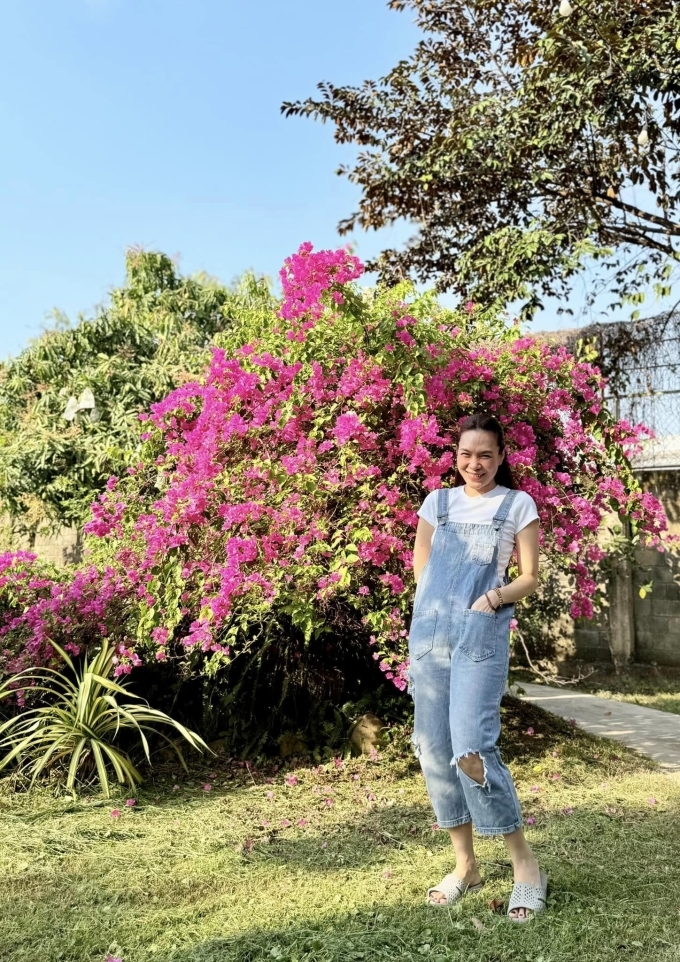 Ca sĩ Mỹ Tâm giản dị với dép tổ ong, yếm jean rách khi thăm khu vườn tràn ngập sắc xuân tại biệt thự rộng hàng nghìn m2 ở ngoại ô TP HCM.
