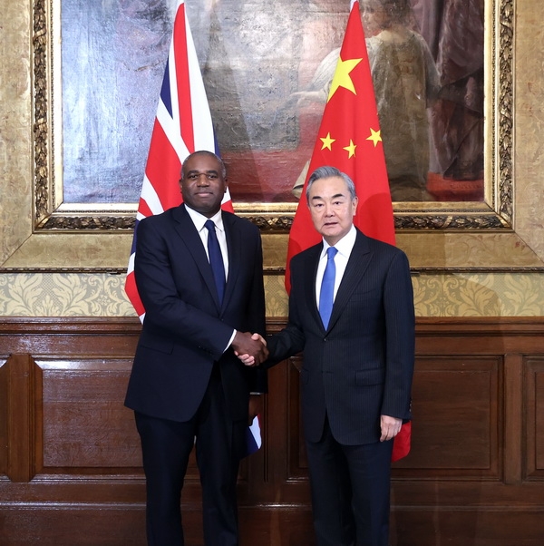 Ngoại trưởng Trung Quốc Vương Nghị và Ngoại trưởng Anh David Lammy. Ảnh: Bộ Ngoại giao Trung Quốc