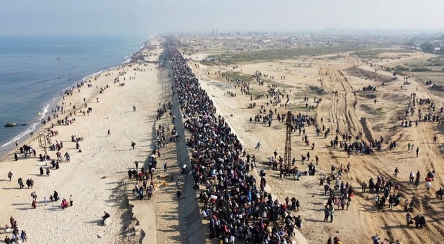 Người Palestine quay lại miền bắc Gaza hôm 27/1 khi lệnh ngừng bắn có hiệu lực (ẢNH: REUTERS)