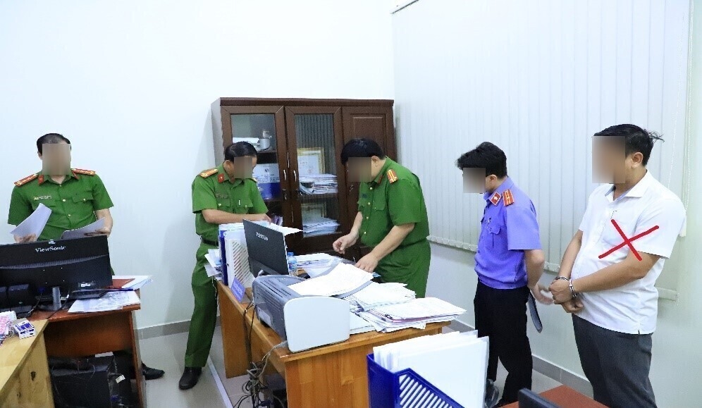 Lực lượng chức năng khám xét nơi làm việc của ông Nguyễn Hiếu Cường (Ảnh: Công an tỉnh Đồng Nai)