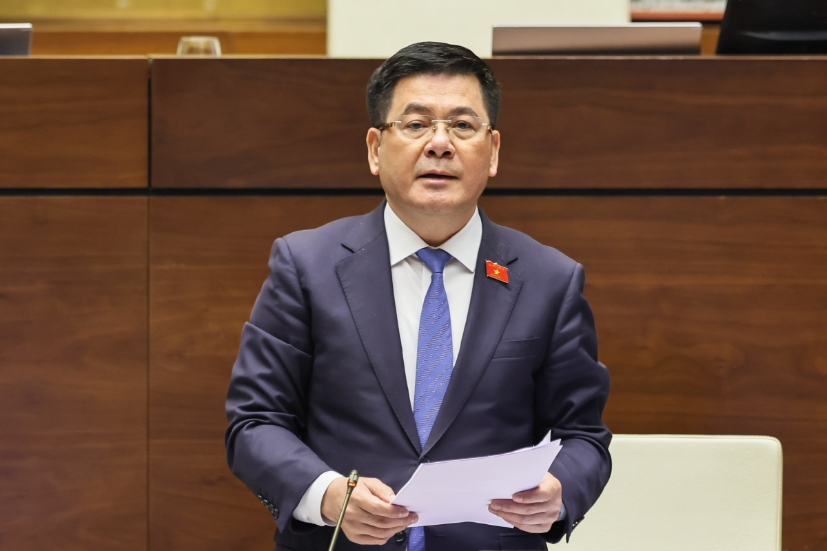 Bộ trưởng Bộ Công Thương Nguyễn Hồng Diên báo cáo giải trình ý kiến Đại biểu Quốc hội