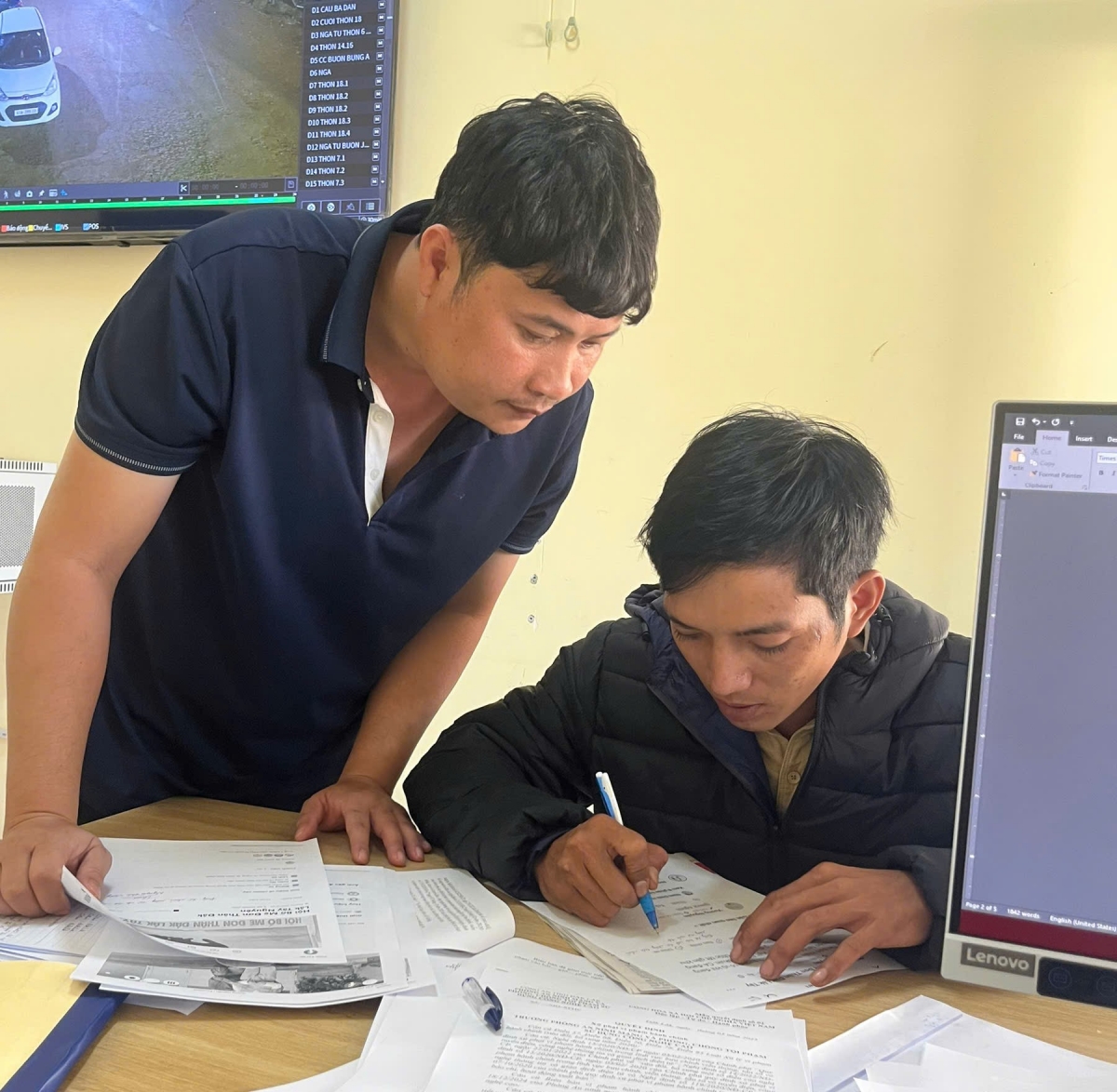 Nguyễn Hữu Vương ký nhận vào biên bản làm việc với công an, thừa nhận hành vi tung tin sai sự thật lên mạng xã hội