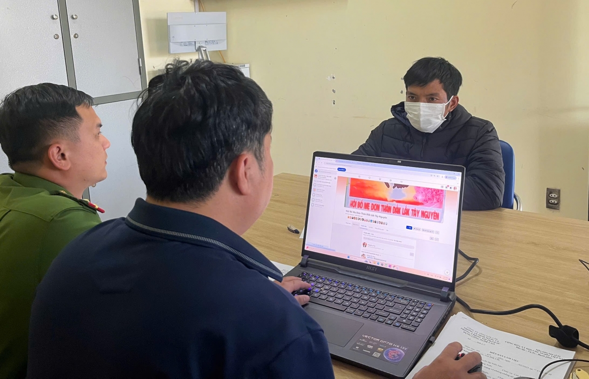 Nguyễn Hữu Vương làm việc với công an