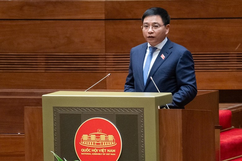 Bộ trưởng Tài chính Nguyễn Văn Thắng trình bày tờ trình. Ảnh: Media Quốc hội