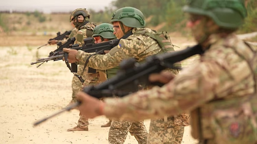 Nhân viên tình báo quốc phòng Ukraine (GUR) huấn luyện trên thao trường năm 2024. Ảnh: ABC News