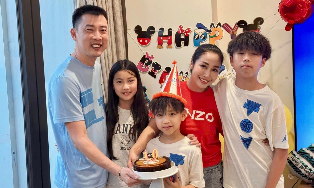 Vợ chồng Ốc Thanh Vân cùng các con quây quần trong bữa tiệc ấm cúng tại biệt thự ở quận 7. Nữ diễn viên - MC cảm ơn những người thân, bạn bè dành lời chúc và sự yêu thương cho cậu út Cacao (Vinh Hy).