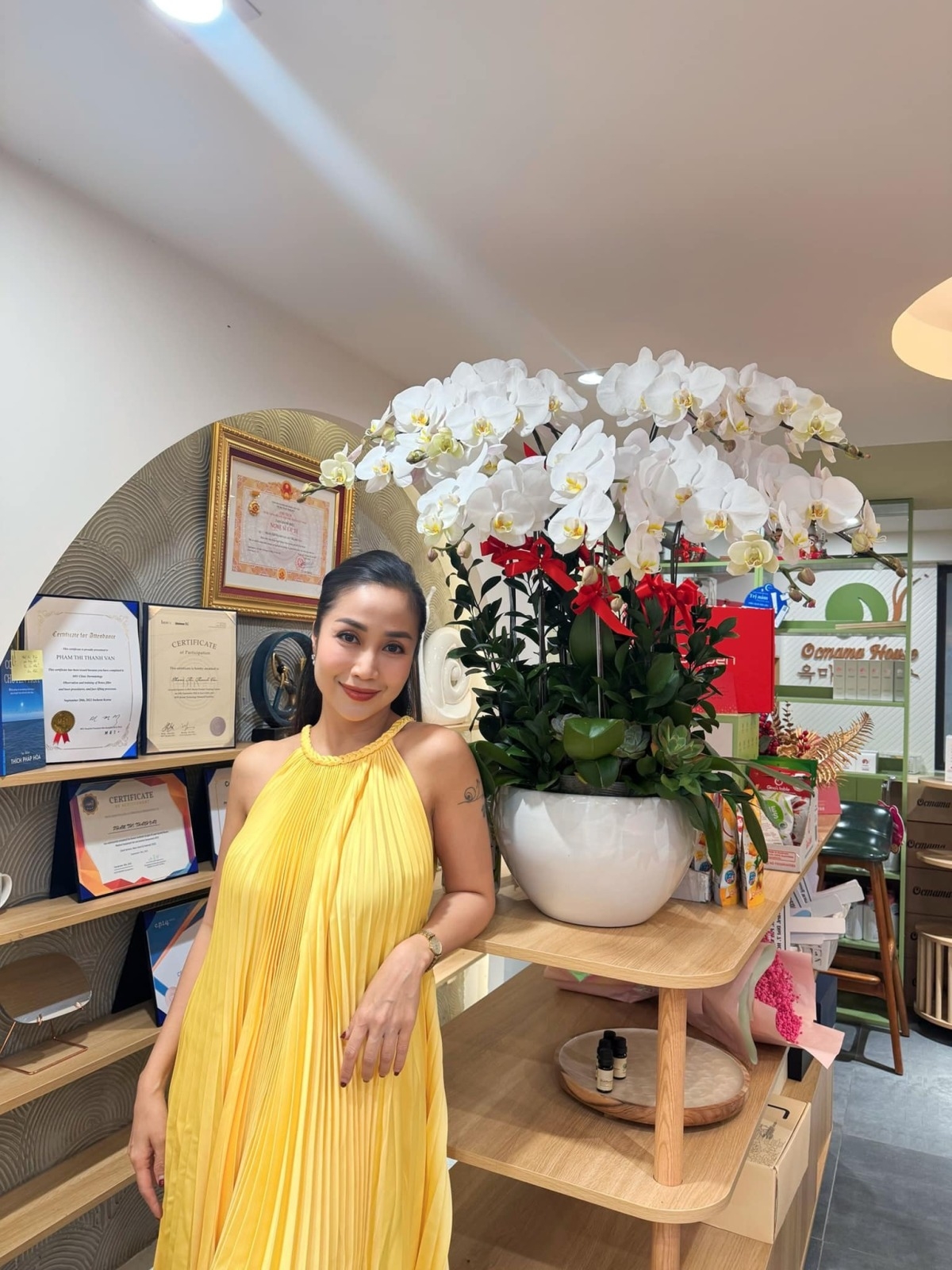 Về lại Việt Nam sau một năm định cư Australia, Ốc Thanh Vân chọn ăn Tết truyền thống bên gia đình, song song tất bật lịch diễn ở sân khấu.