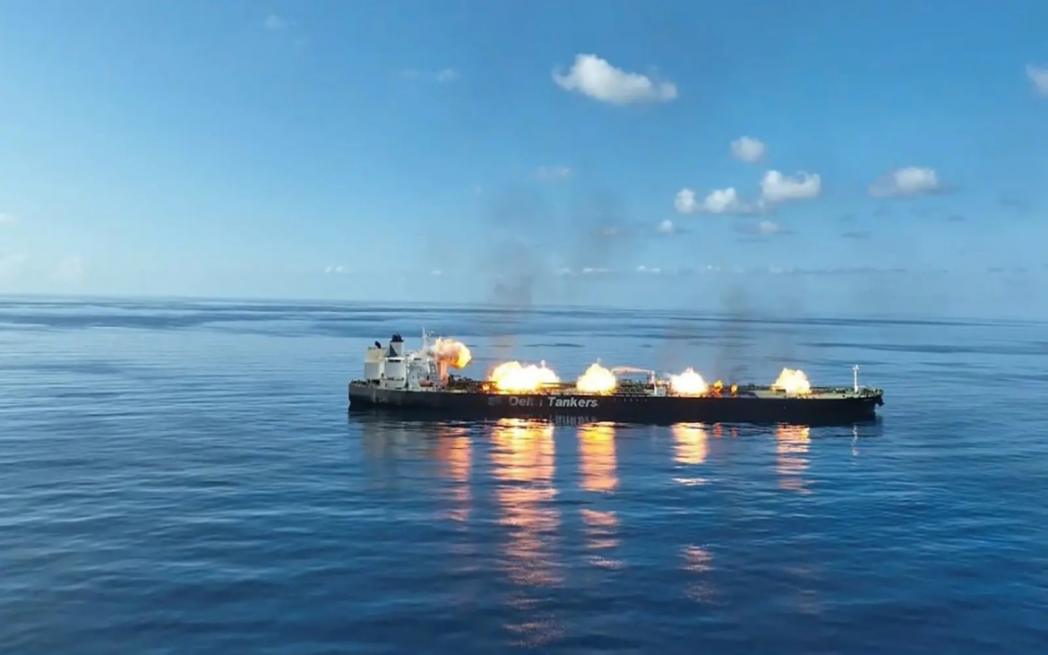Tàu chở dầu Sounion do Hy Lạp sở hữu bị Houthi tấn công trên Biển Đỏ. Ảnh: EPA