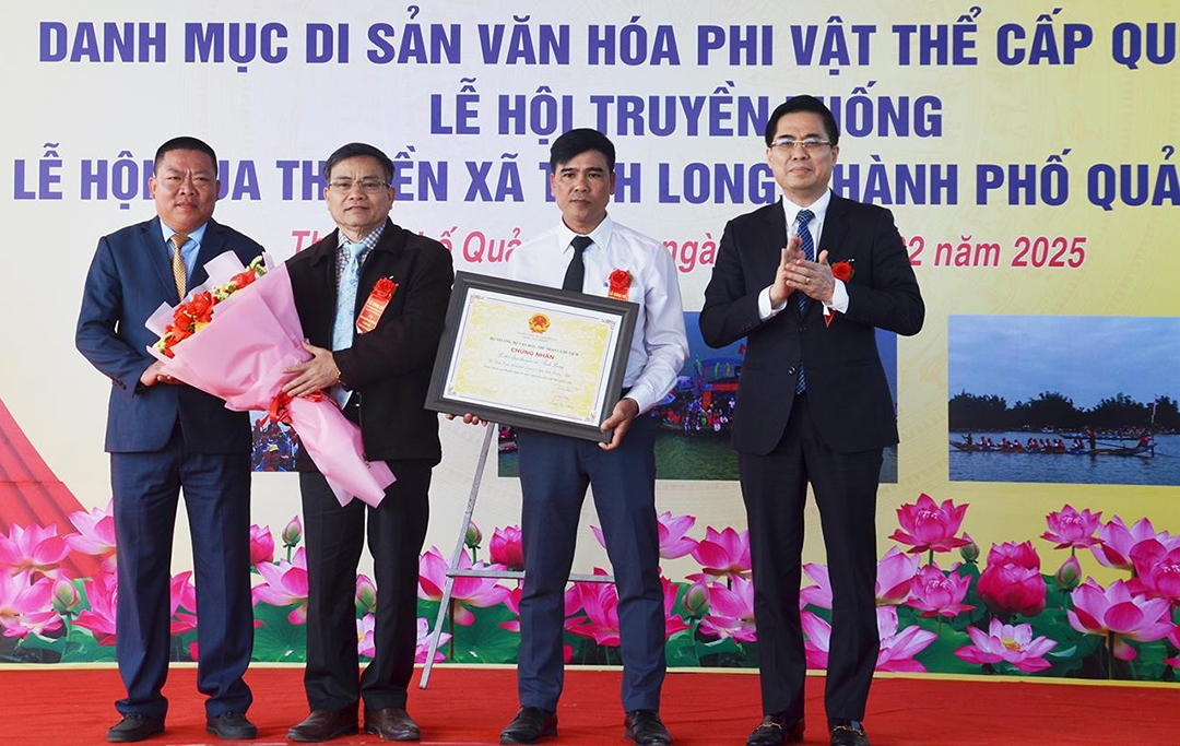 Ông Nguyễn Hoàng Giang, Chủ tịch UBND tỉnh Quảng Ngãi (ngoài cùng bên phải) trao Chứng nhận về việc công nhận Di sản Văn hóa phi vật thể cấp Quốc gia đối với Lễ hội đua thuyền truyền thống xã Tịnh Long, thành phố Quảng Ngãi.