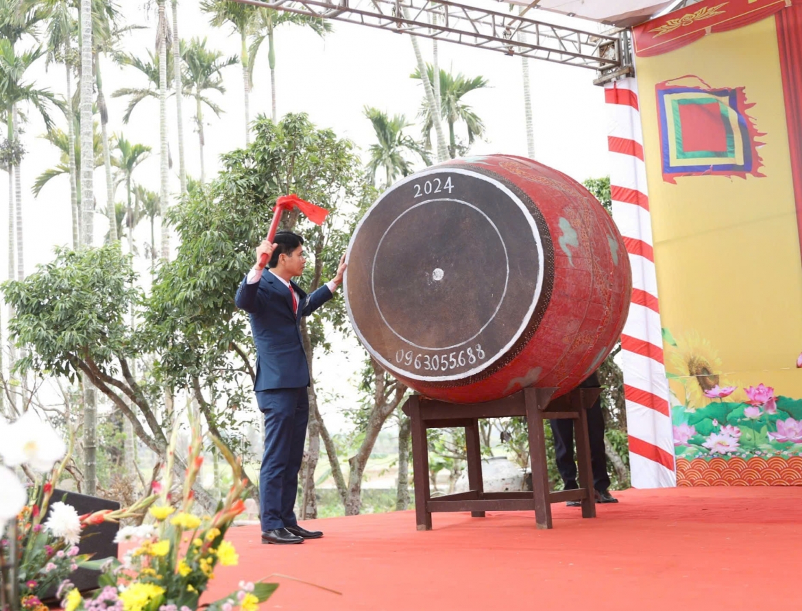 Ông Phạm Văn Tài, Chủ tịch UBND xã Thuận Thiên, huyện Kiến Thuỵ, Hải Phòng đánh trống khai hội Minh Thề năm 2025.