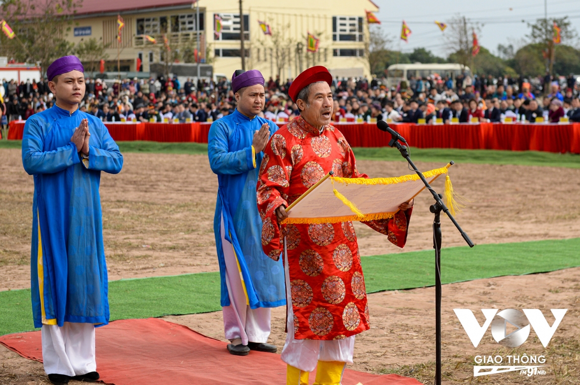 Đại diện bô lão đọc văn trình vua Lê Đại Hành và kính cáo tổ tiên. Sau màn trống, múa rồng mừng hội, đọc văn trình, dâng hương, nghi trình cày tịch điền sẽ được diễn ra.