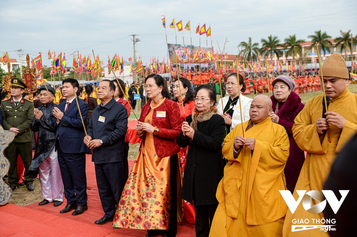 Nguyên Phó Chủ tịch nước Nguyễn Thị Doan và các đại biểu, khách mời thực hiện nghi lễ dâng hương trước linh vị vua Lê Đại Hành và Thần Nông.