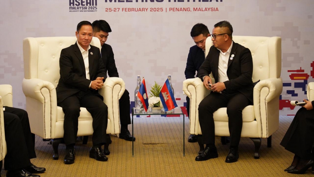 Phó Thủ tướng kiêm Bộ trưởng bộ quốc phòng Campuchia Đại tướng Tea Seiha và Trung tướng Khamlien Othakaisan, Bộ trưởng bộ Quốc phòng Lào. Ảnh: Fresh News