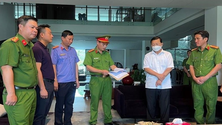 Lực lượng chức năng đọc lệnh bắt giữ ông Quách Văn Đức (Ảnh: Công an tỉnh Đồng Nai)