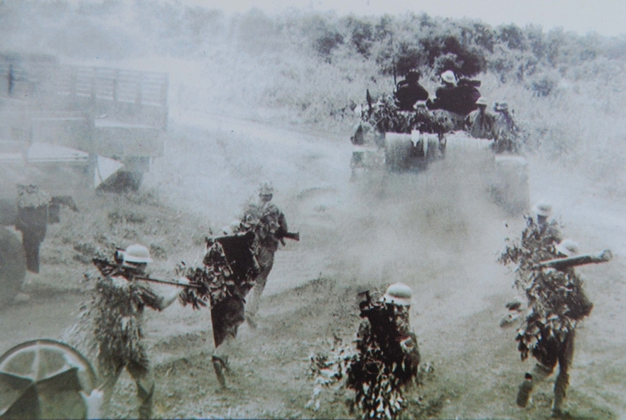 Quân giải phóng hành quân trong chiến dịch Tây Nguyên. (Ảnh: Tư liệu)