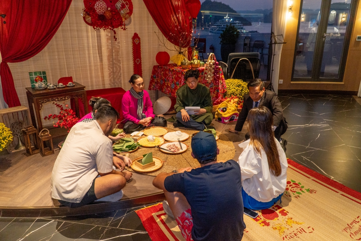 Du khách quốc tế được tìm hiểu về Tết truyền thống và trải nghiệm hoạt động dân gian.