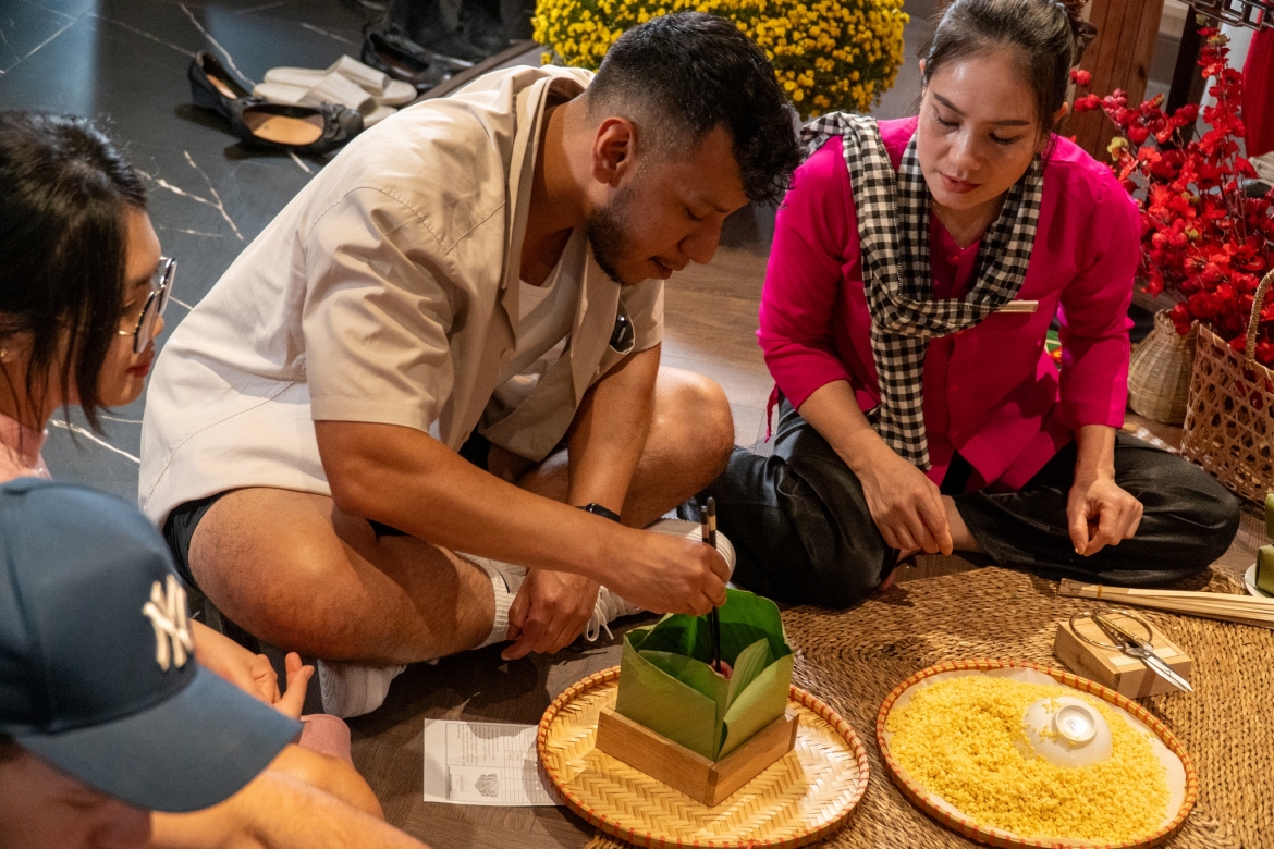 Hoạt động trải nghiệm gói bánh chưng và tìm hiểu mâm cỗ ngày Tết được nhiều vị khách quốc tế hưởng ứng.