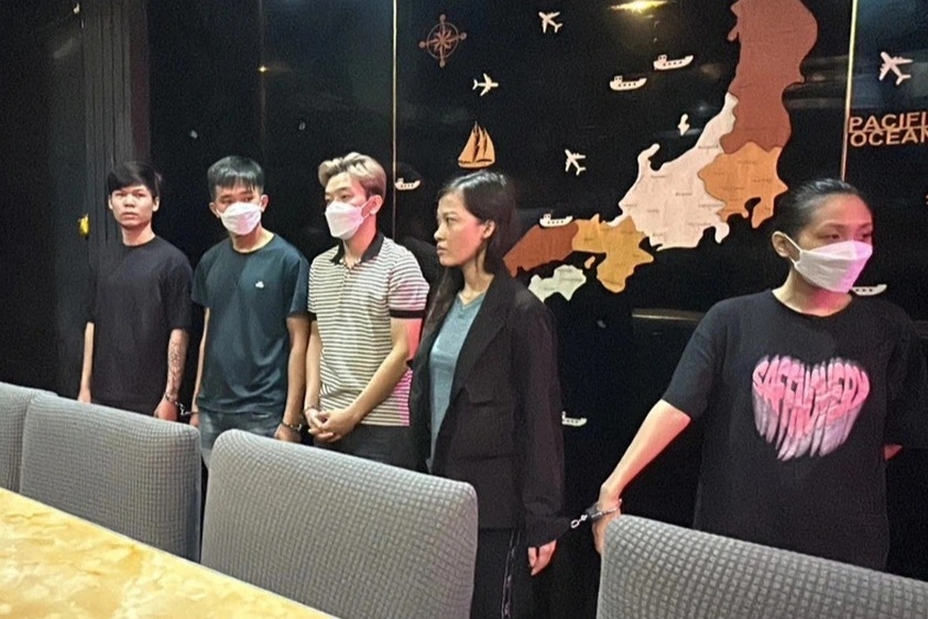 Nhóm nhân viên nhà hàng Nari bị bắt tạm giam - Ảnh: Công an cung cấp