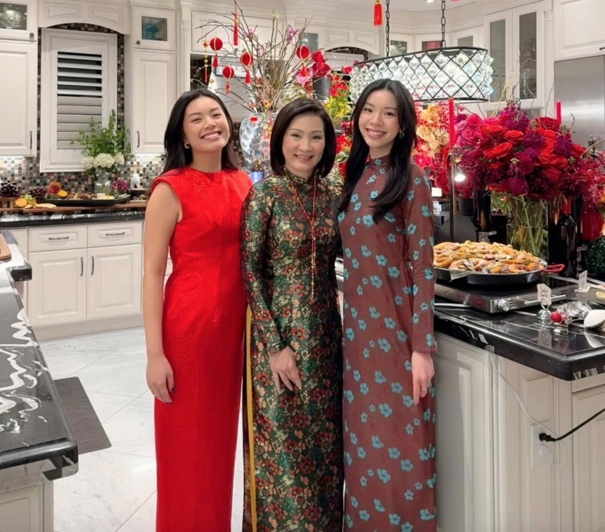 Nghệ sĩ Hồng Đào chụp ảnh cùng hai con gái xinh đẹp. Nữ diễn viên cùng các con diện áo dài, đón Tết truyền thống. (Nguồn: FBNV)