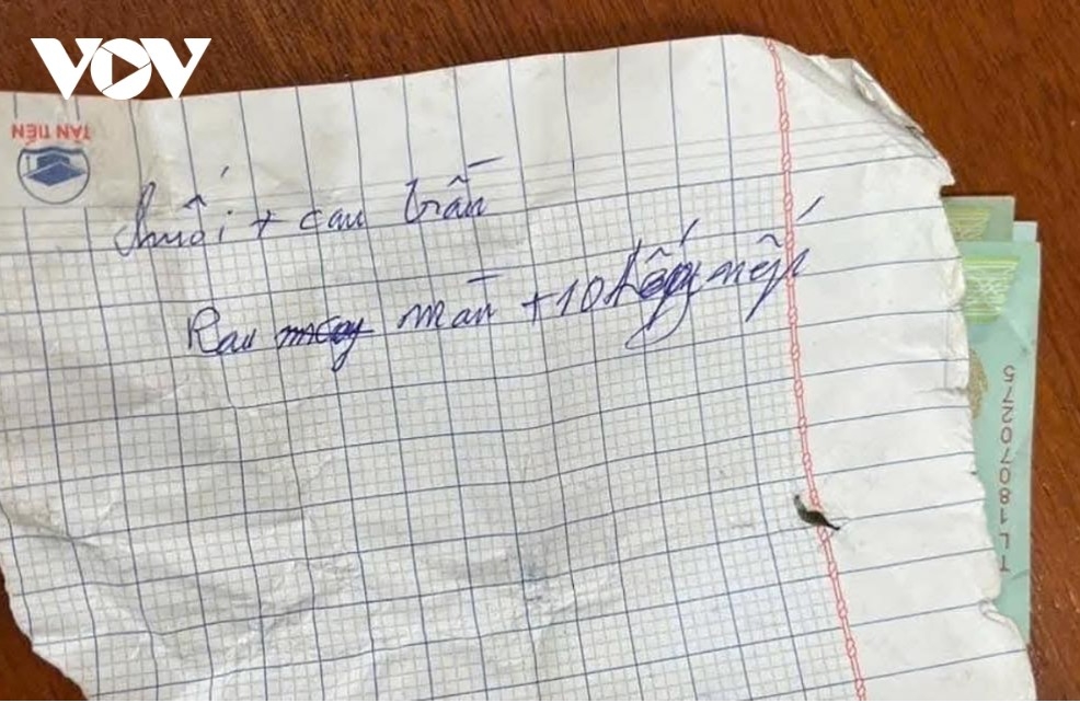 Số tiền 1,5 triệu đồng để tiêu Tết của gia đình bị chị Nguyễn Thị Hoa đánh rơi nhưng may mắn được người tốt nhặt được và giao nộp cho Công an xã Vĩnh Thái trả lại. (Ảnh: CA)