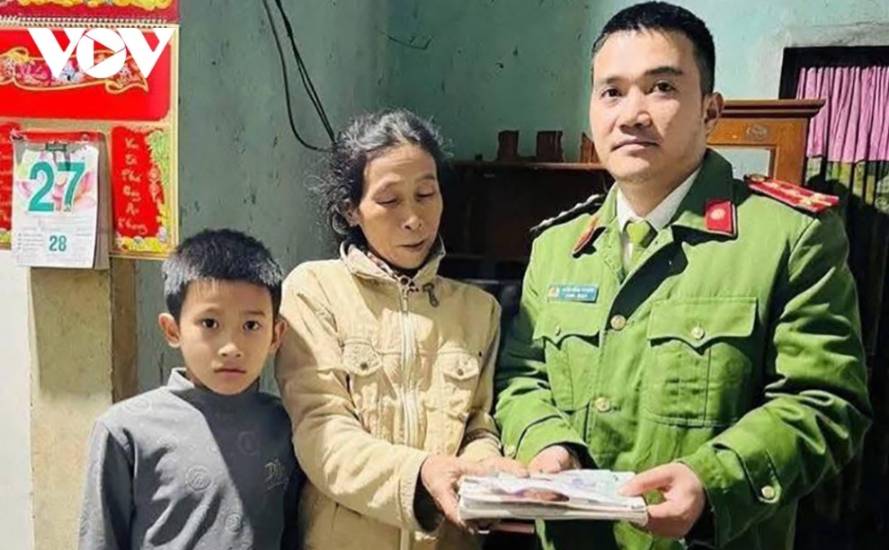 Đại diện Công an xã Vĩnh Thái trao lại 1,5 triệu đồng cho bà Nguyễn Thị Hoa